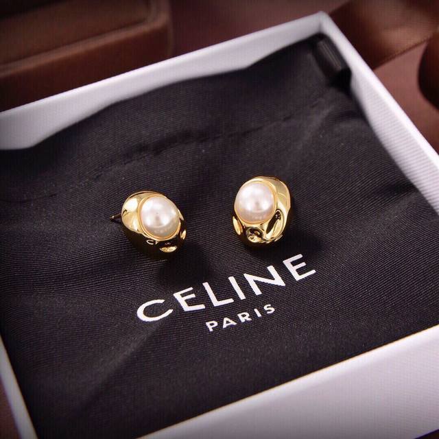 Celine 新款金色珍珠耳钉 与众不同的设计 个性十足 颠覆你对传统耳环的印象 使其魅力爆灯